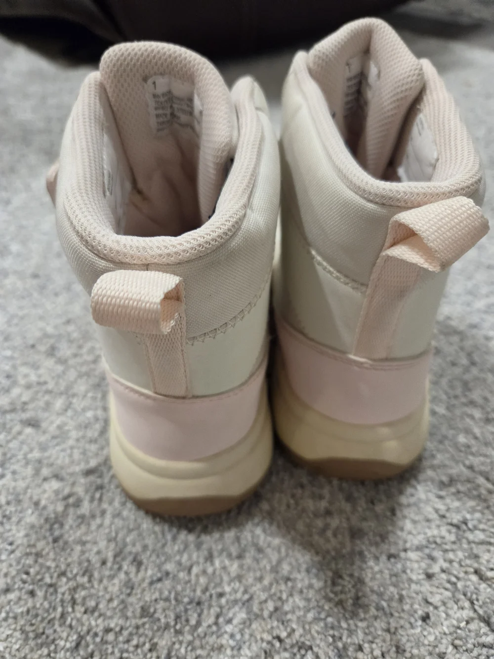 Girls Cat And Jack Size 1 - Light Pink and Cream Snowboots!